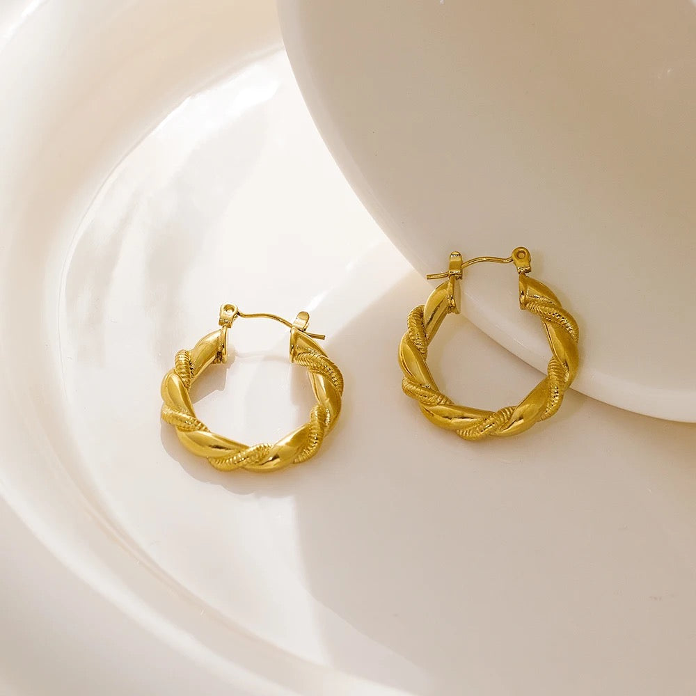 20mm Twisted Hoop Gold Earring