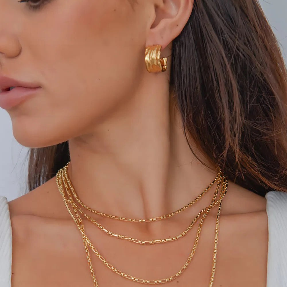 Elegant 18k Gold Irregular Hoop Earring