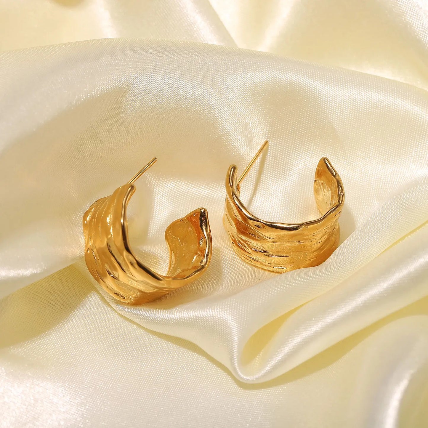 Elegant 18k Gold Irregular Hoop Earring