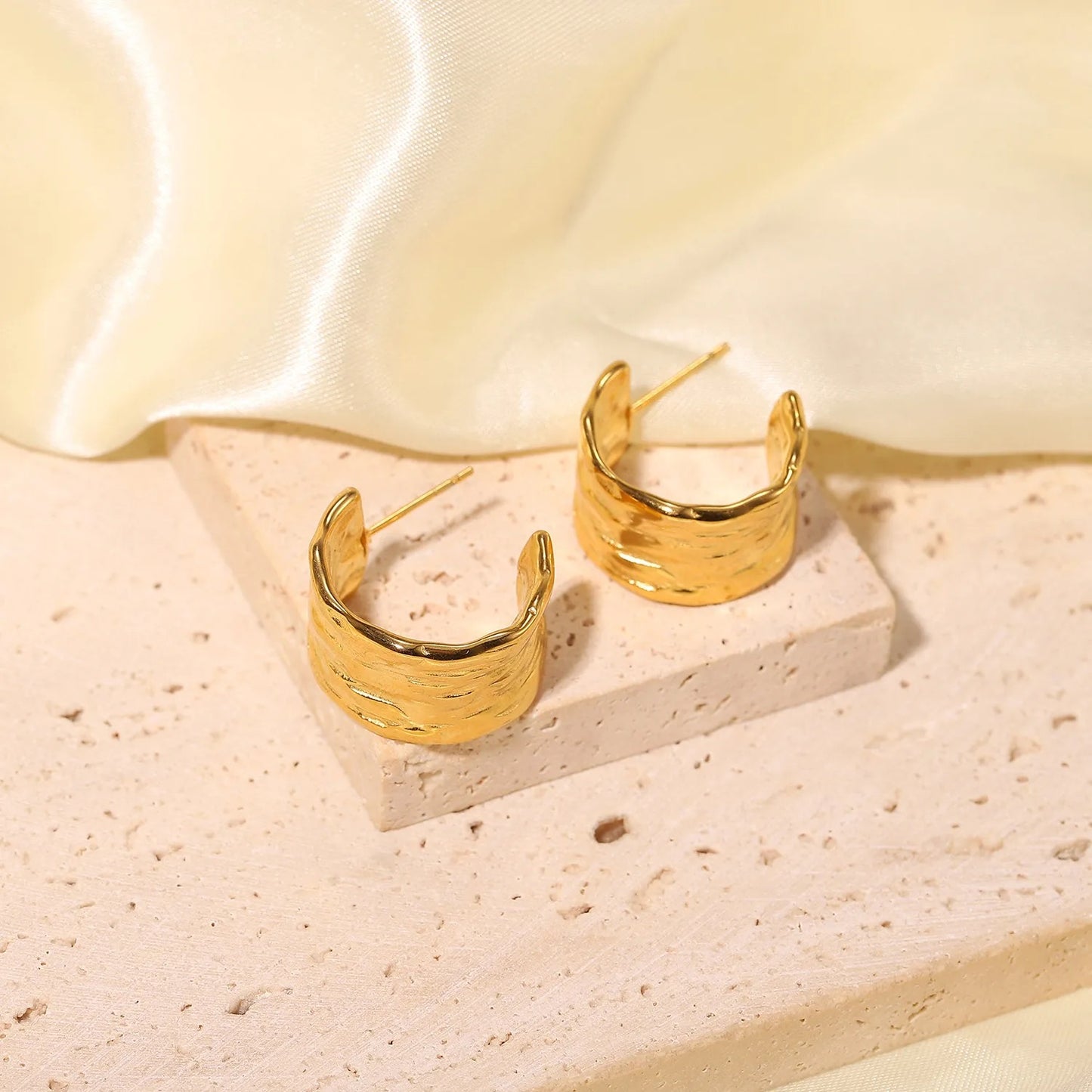 Elegant 18k Gold Irregular Hoop Earring