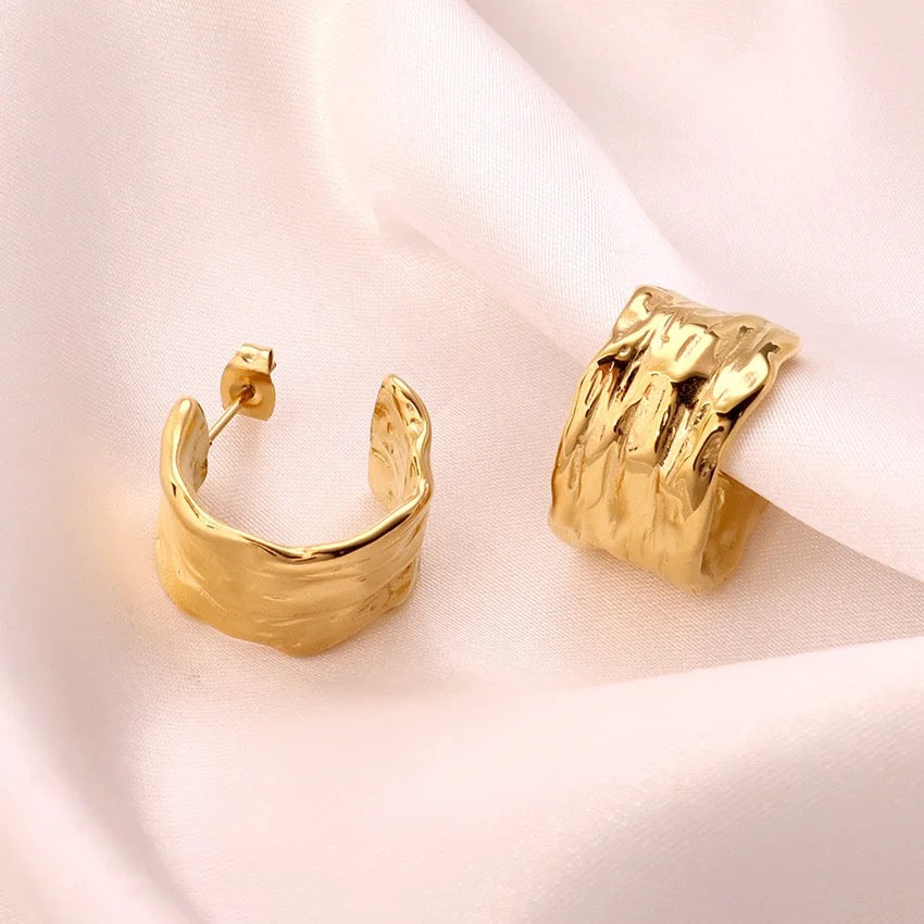 Elegant 18k Gold Irregular Hoop Earring
