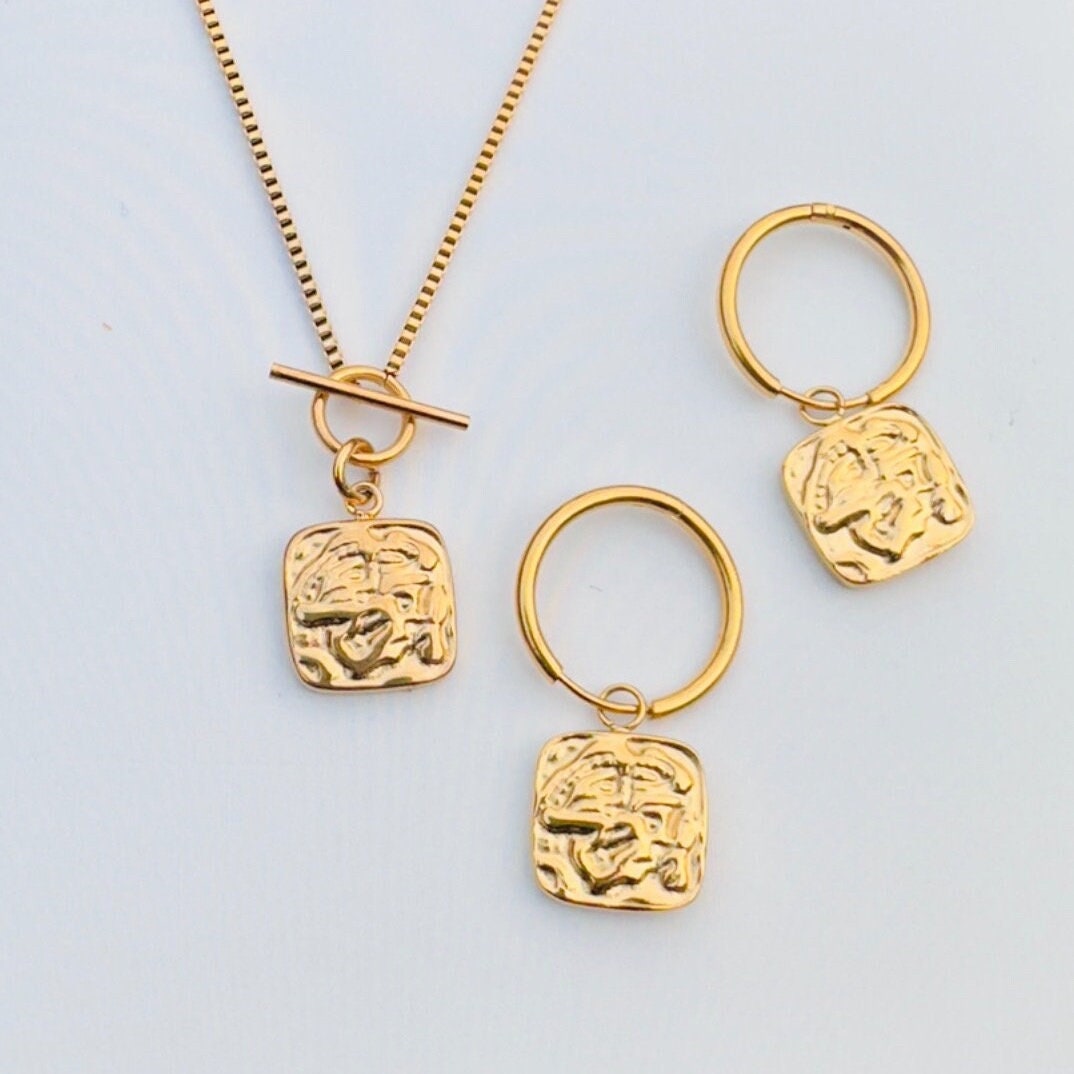Stylish Texture Toggle Square Pendant Necklace