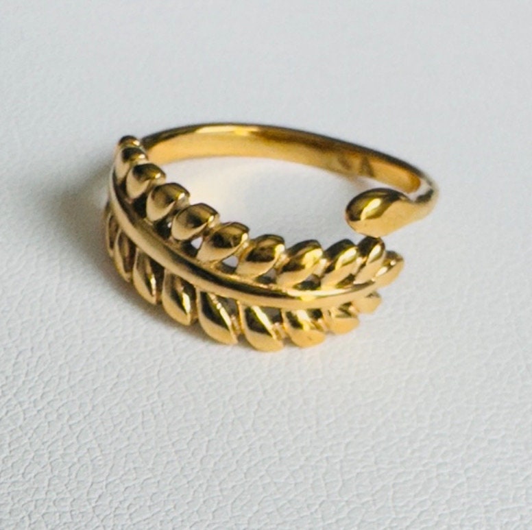 Minimalist Leaf Wrap Style Ring - Gold
