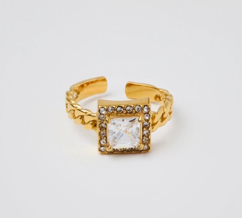 Elegant Cubic Zirconia Adjustable Ring - Gold