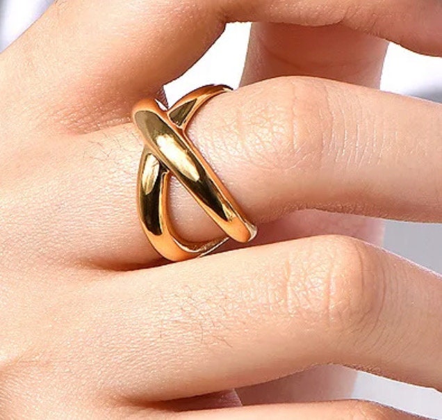 High Quality Chunky Cross Ring - Gold