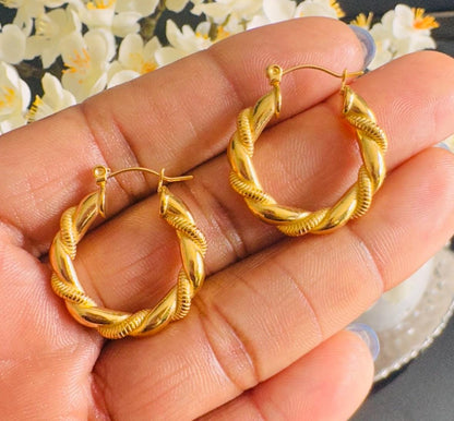 20mm Twisted Hoop Gold Earring