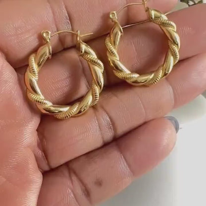 20mm Twisted Hoop Gold Earring